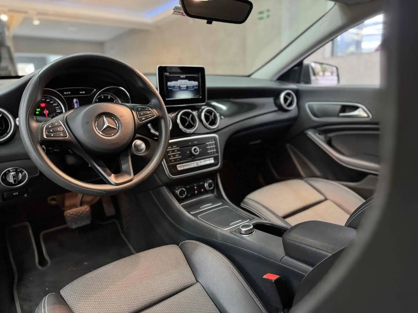 MERCEDES BENZ CLA180