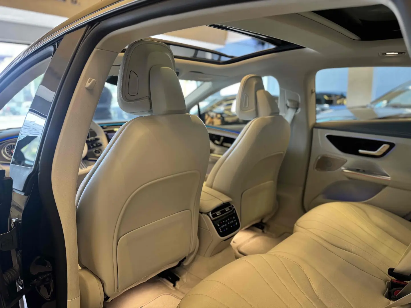 MERCEDES BENZ EQE 300