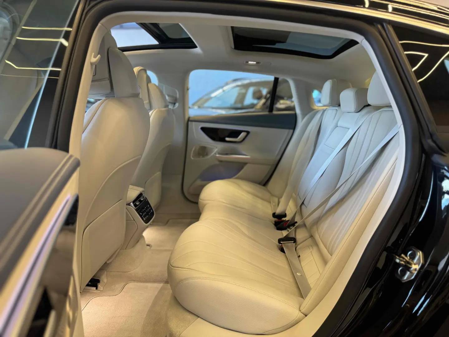 MERCEDES BENZ EQE 300