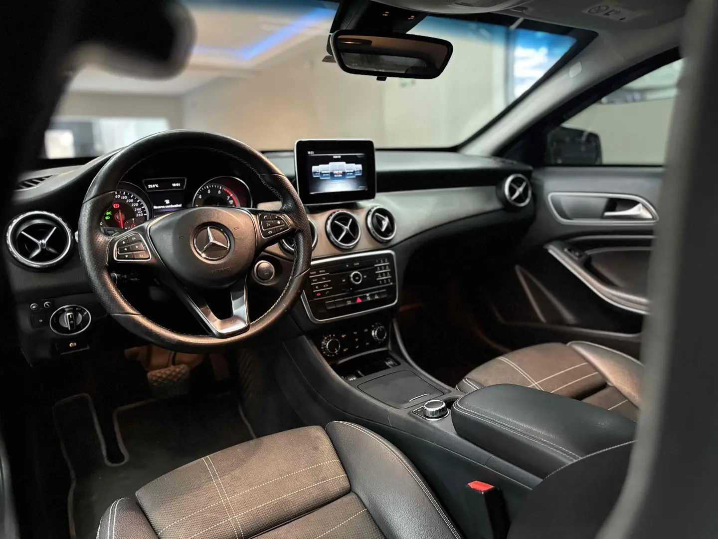 MERCEDES BENZ GLA 200