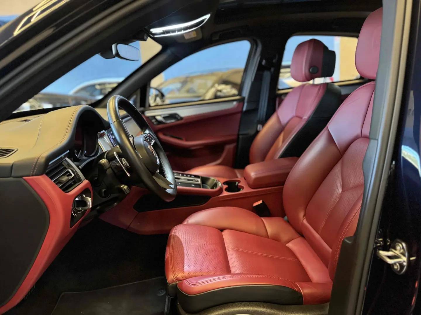 PORSCHE MACAN