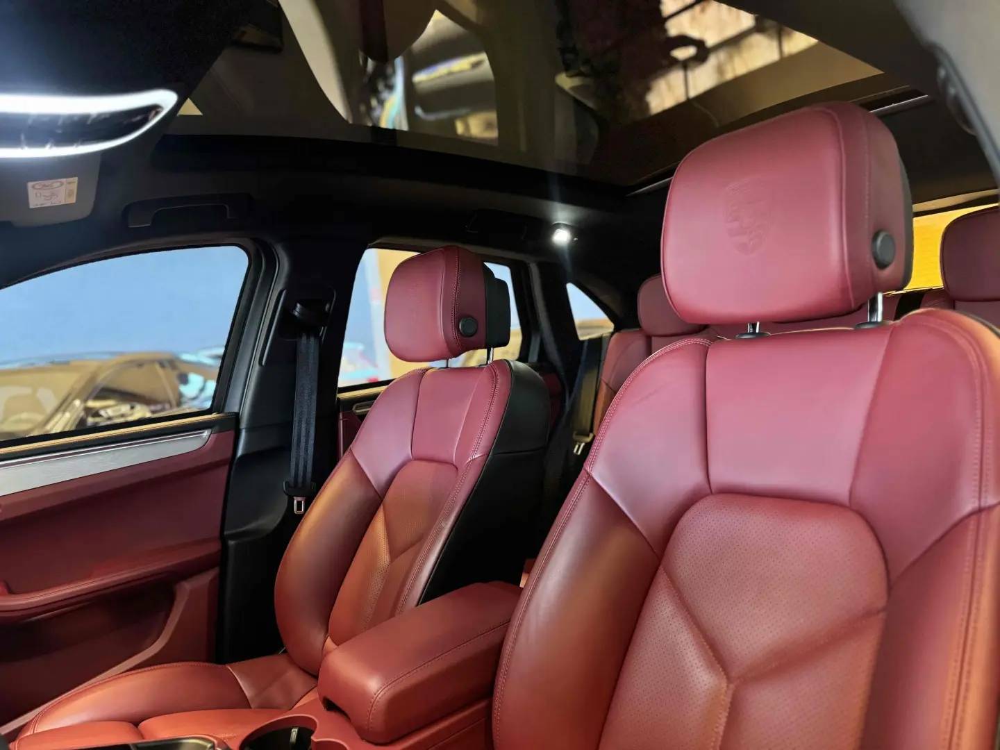 PORSCHE MACAN