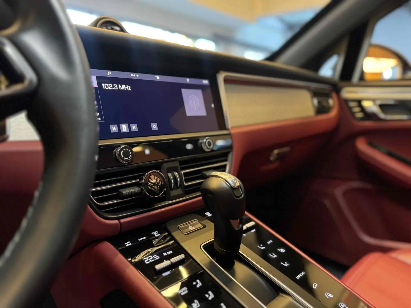PORSCHE MACAN