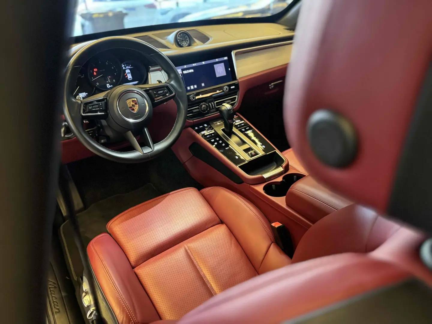 PORSCHE MACAN