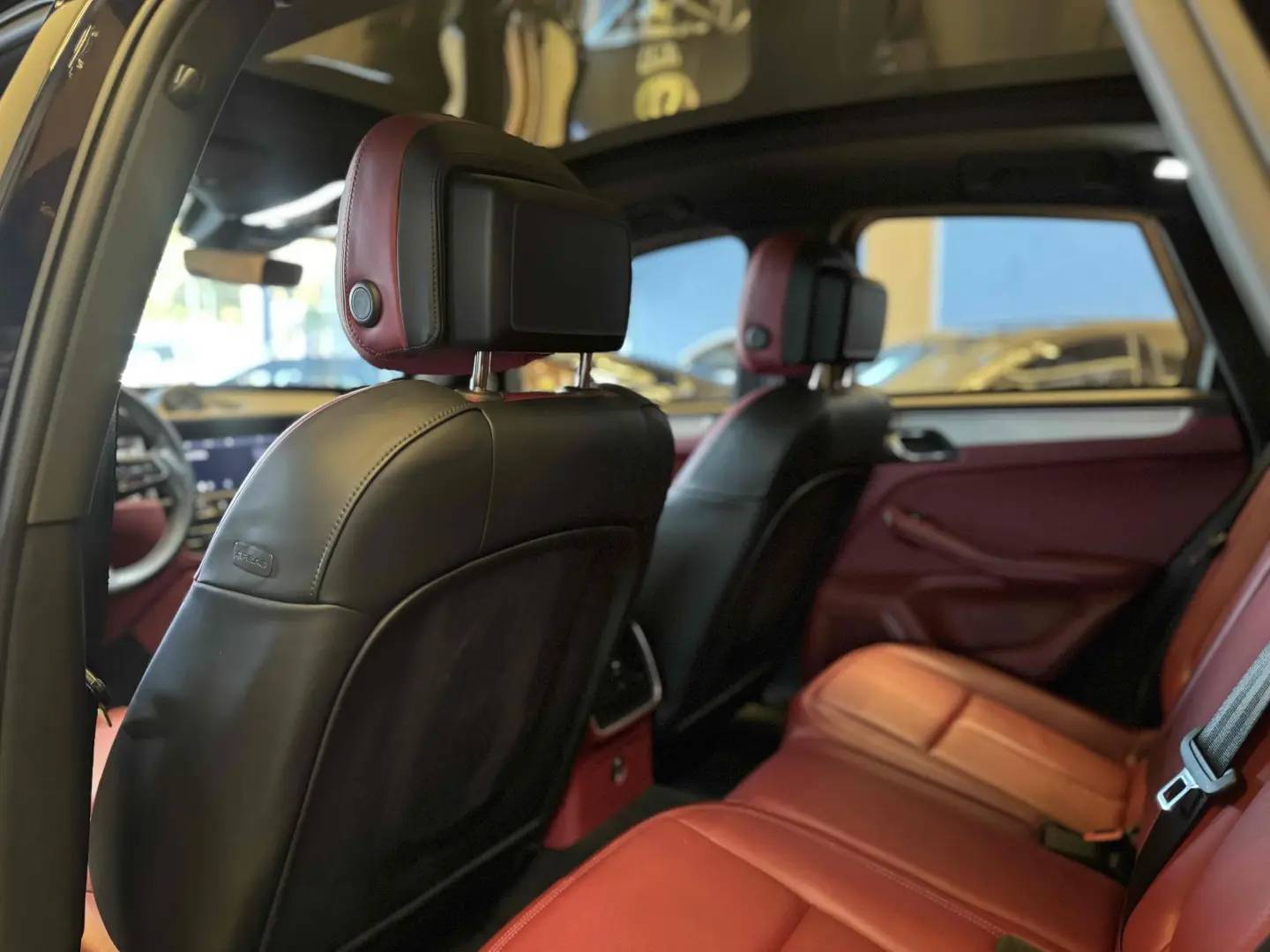 PORSCHE MACAN