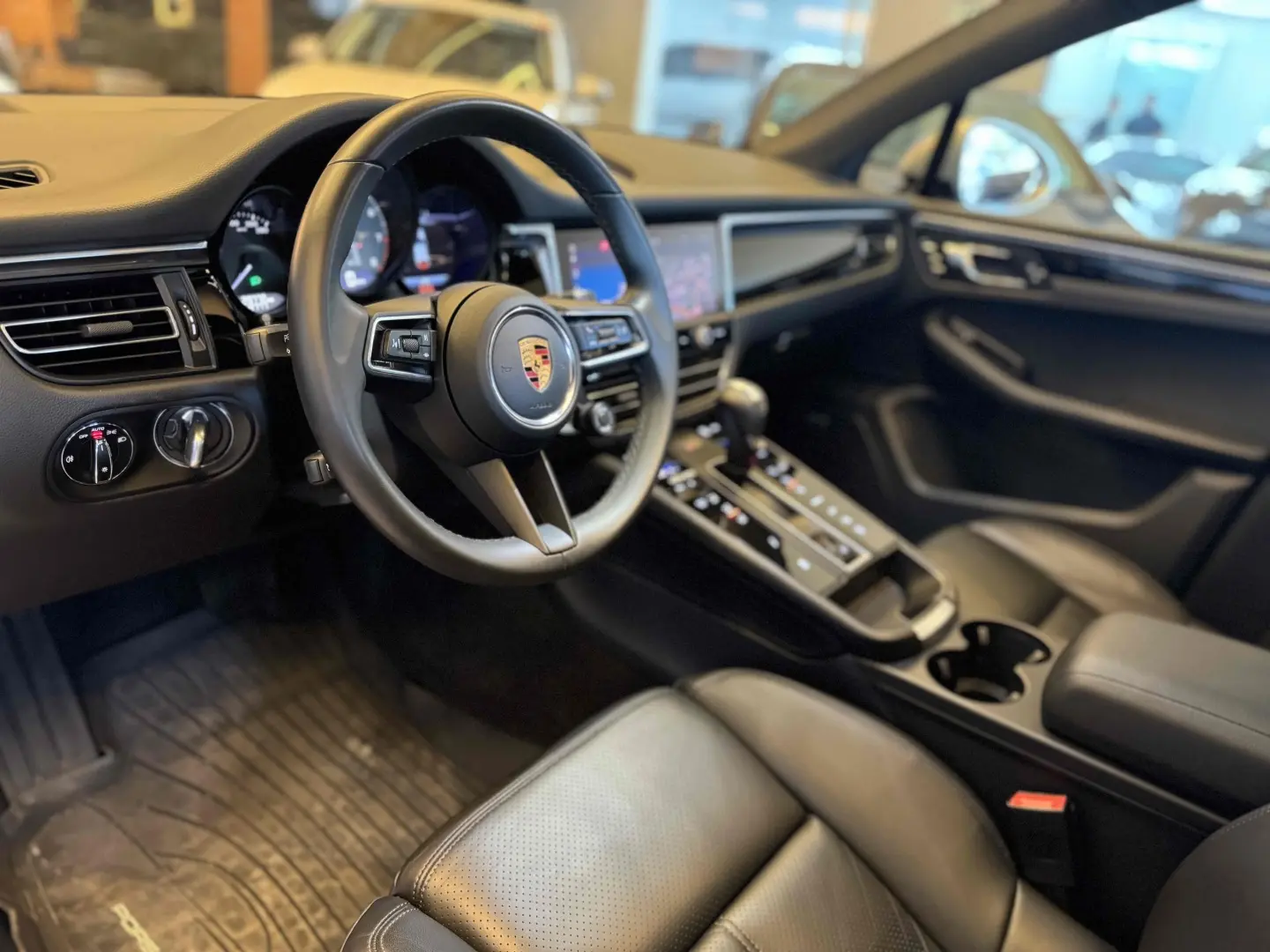 PORSCHE MACAN