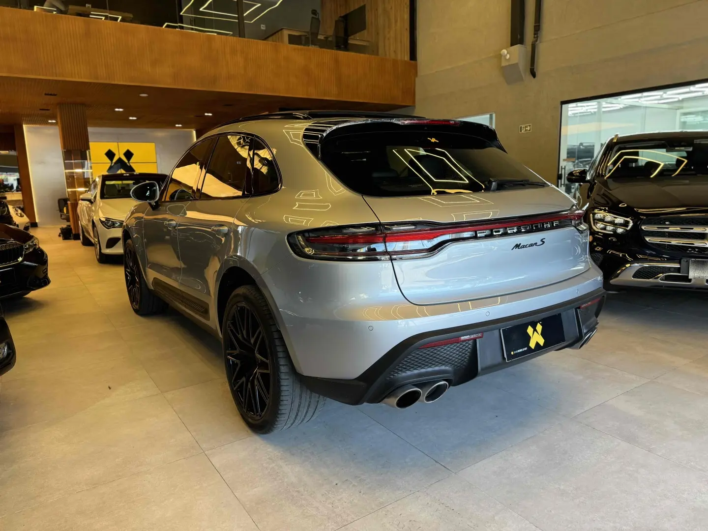 PORSCHE MACAN