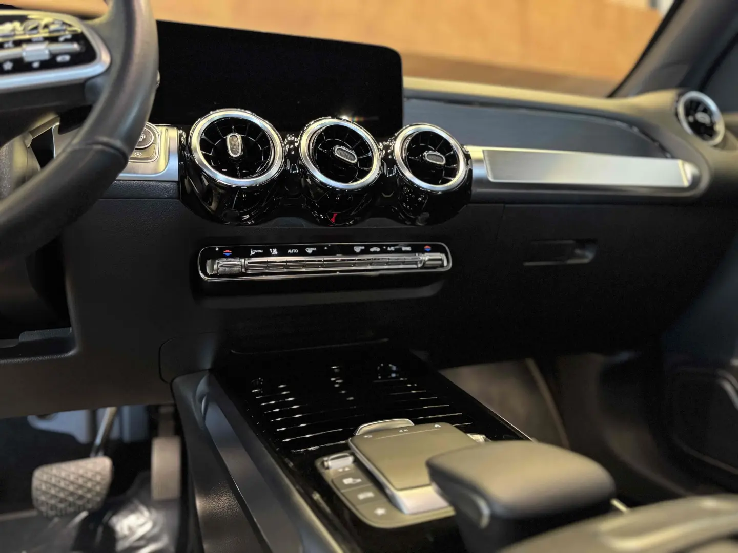 MERCEDES-BENZ GLB 200
