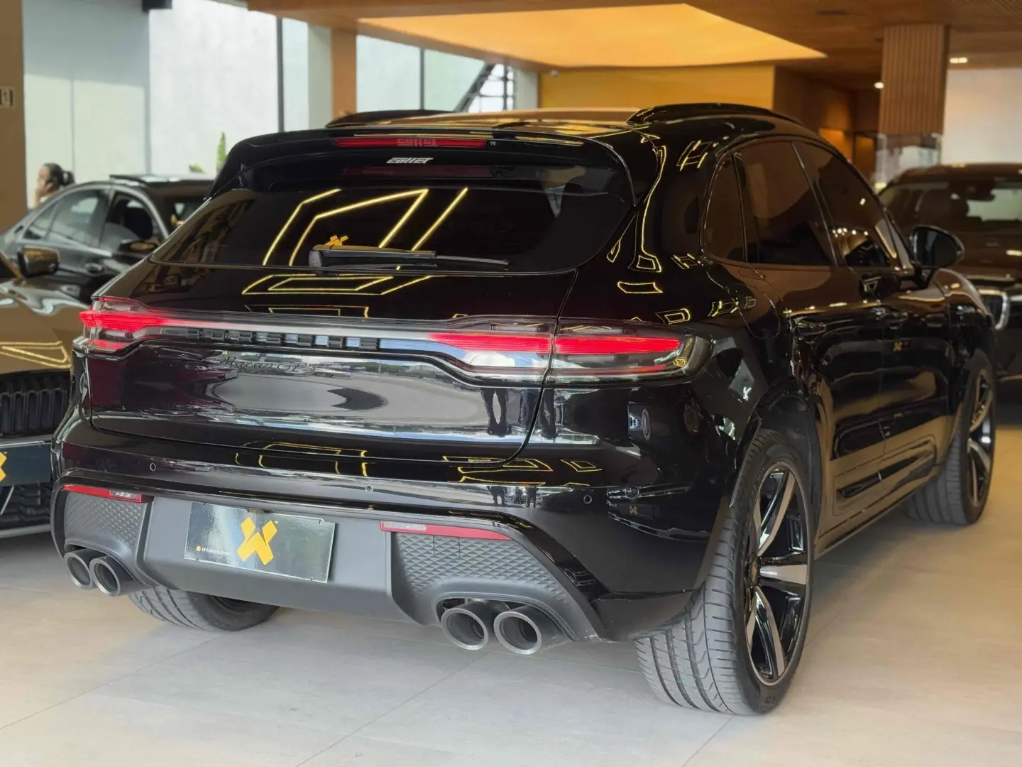 PORSCHE MACAN