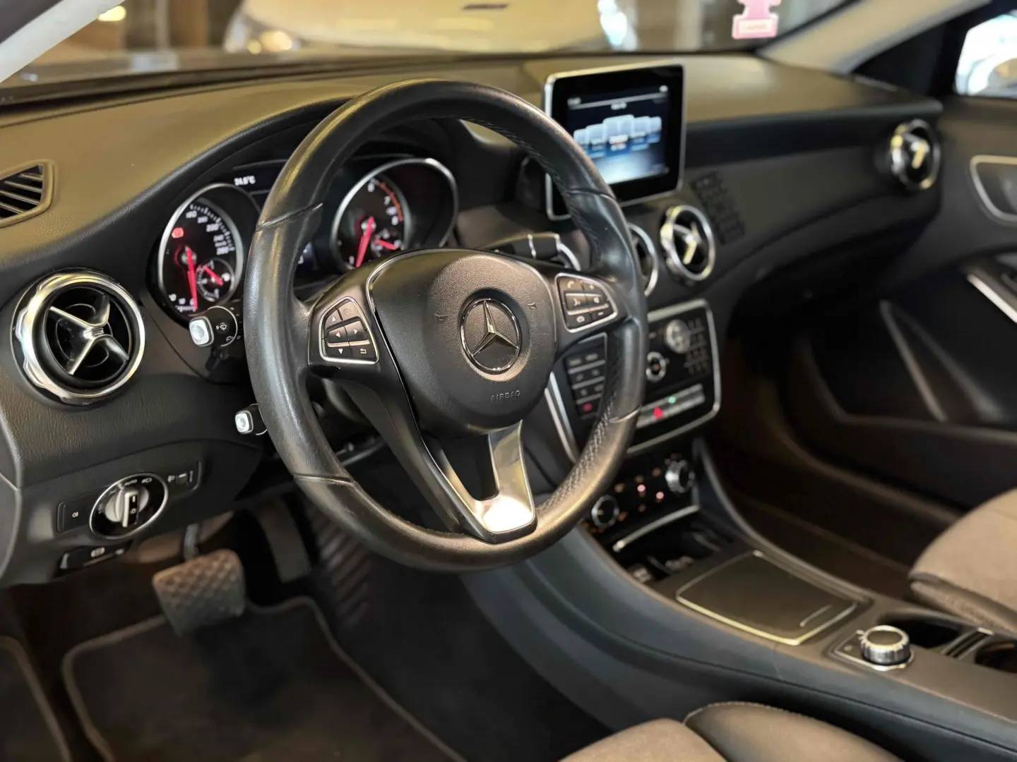 MERCEDES-BENZ GLA 200