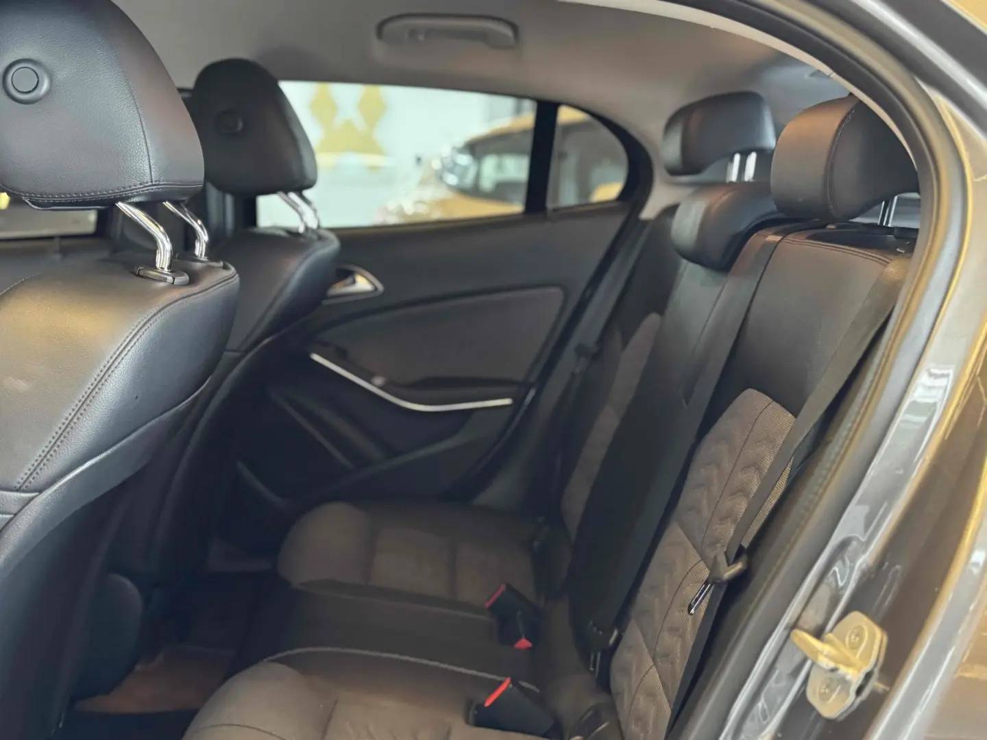 MERCEDES-BENZ GLA 200