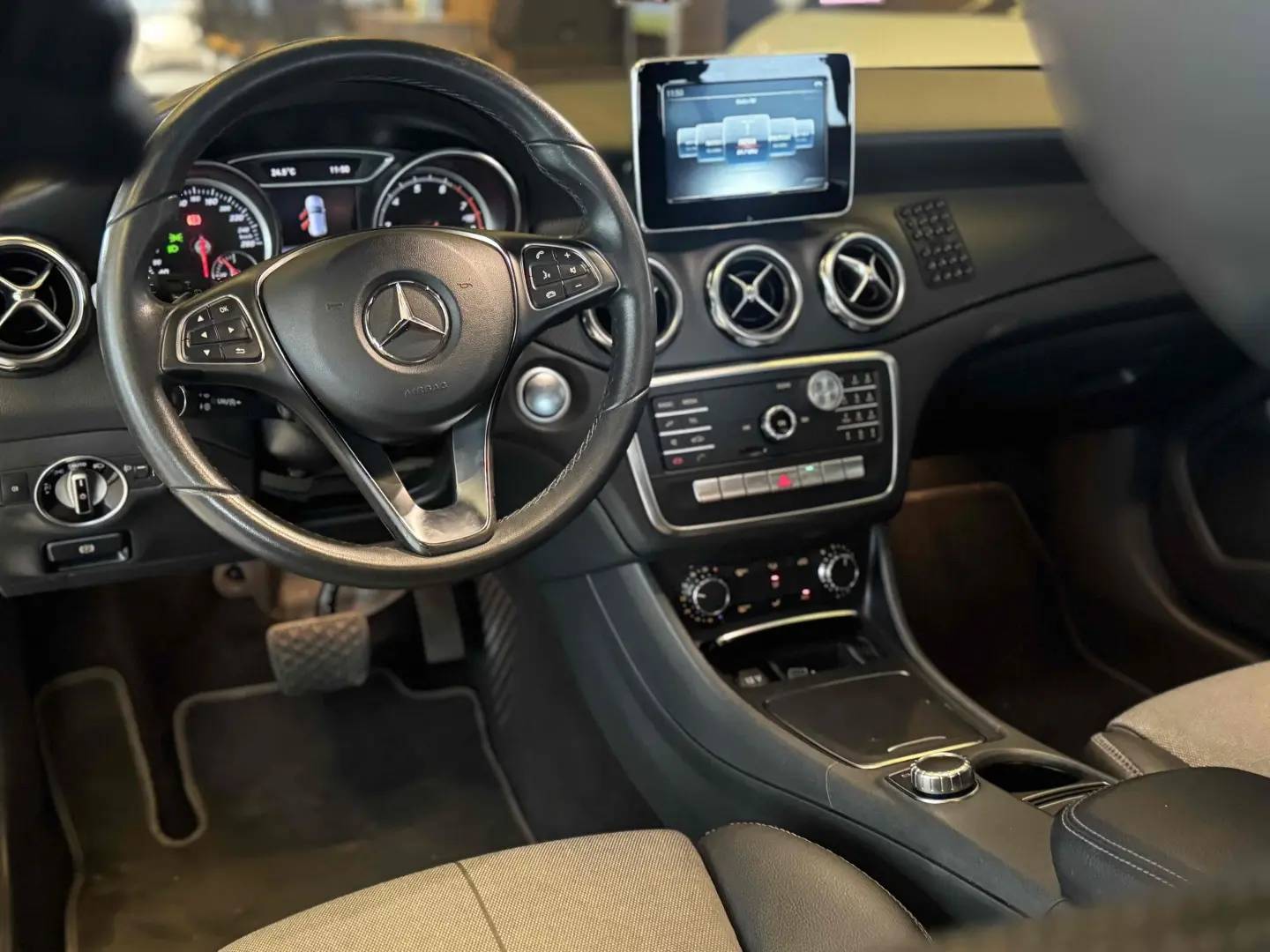 MERCEDES-BENZ GLA 200