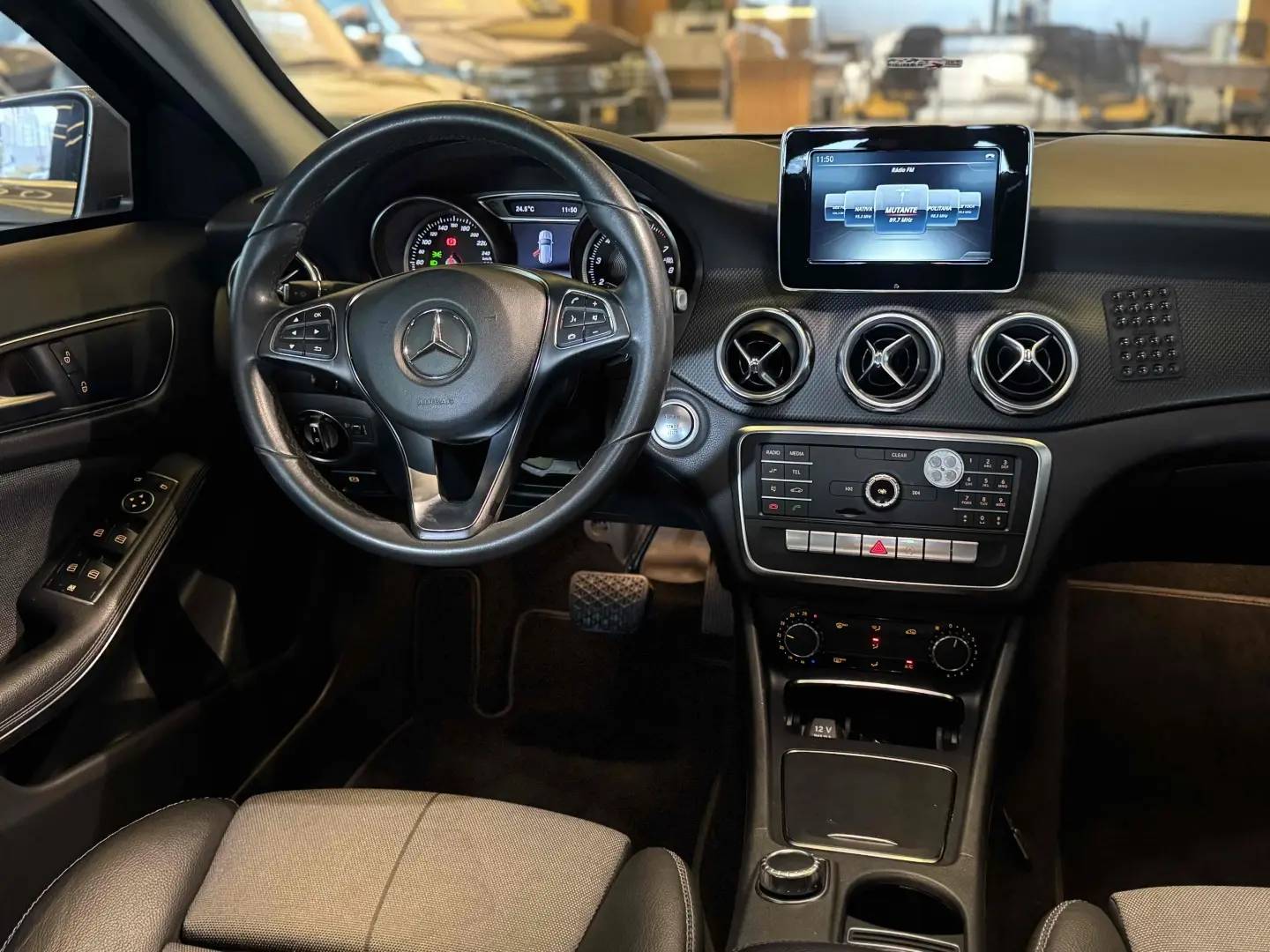 MERCEDES-BENZ GLA 200
