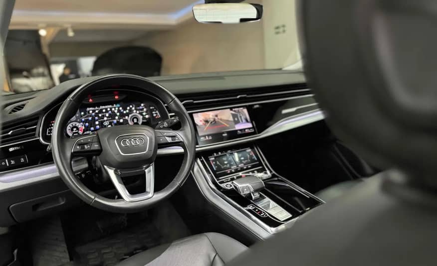 AUDI Q8