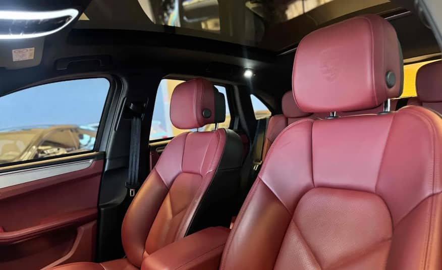PORSCHE MACAN