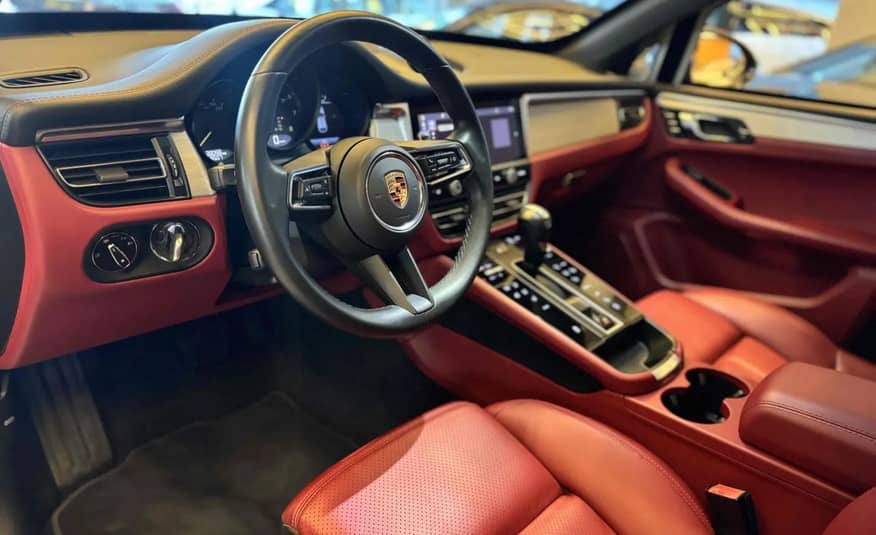 PORSCHE MACAN