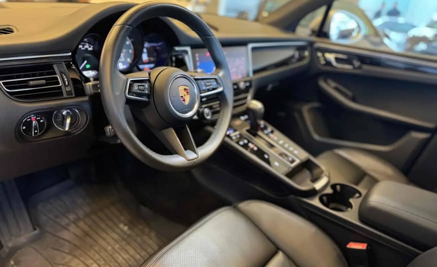 PORSCHE MACAN