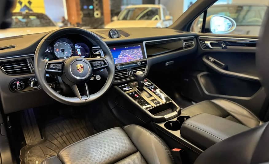 PORSCHE MACAN