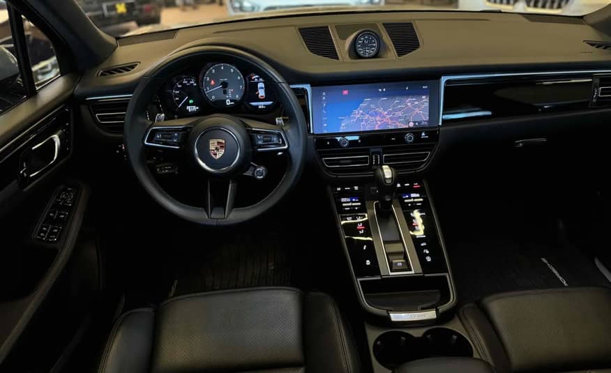 PORSCHE MACAN