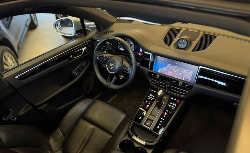 PORSCHE MACAN