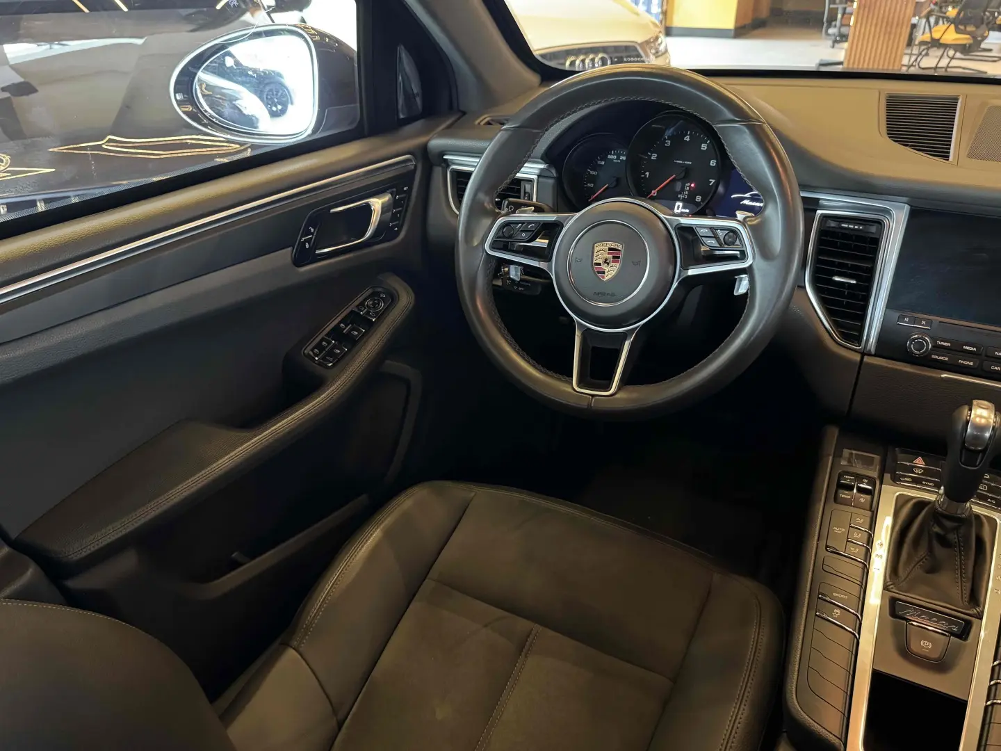 PORSCHE MACAN