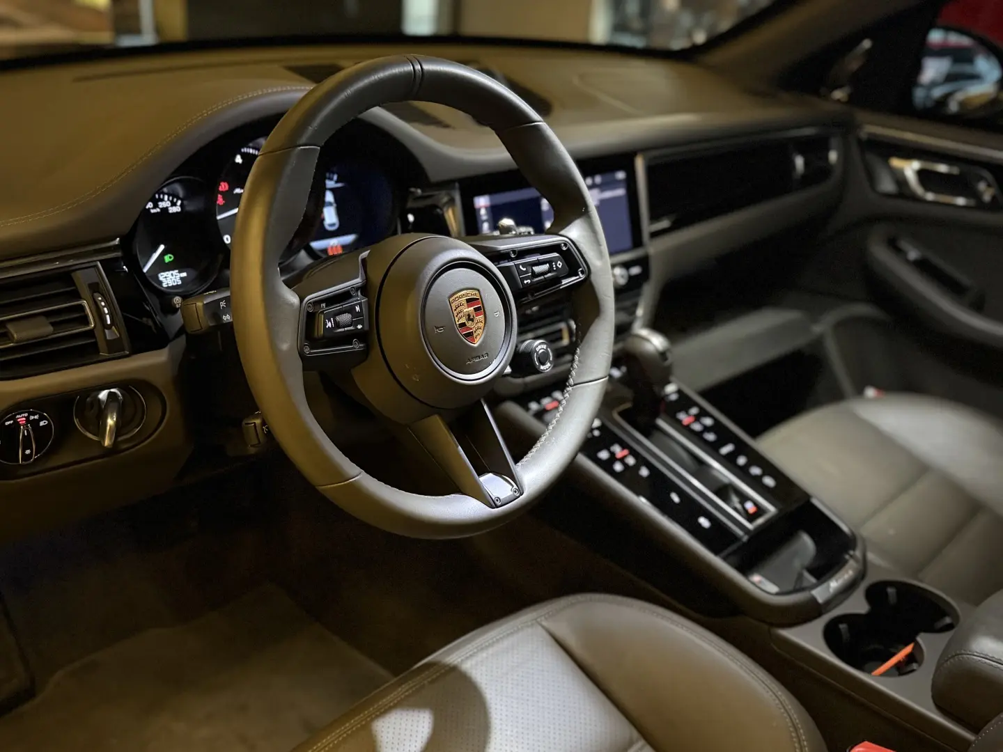 PORSCHE MACAN