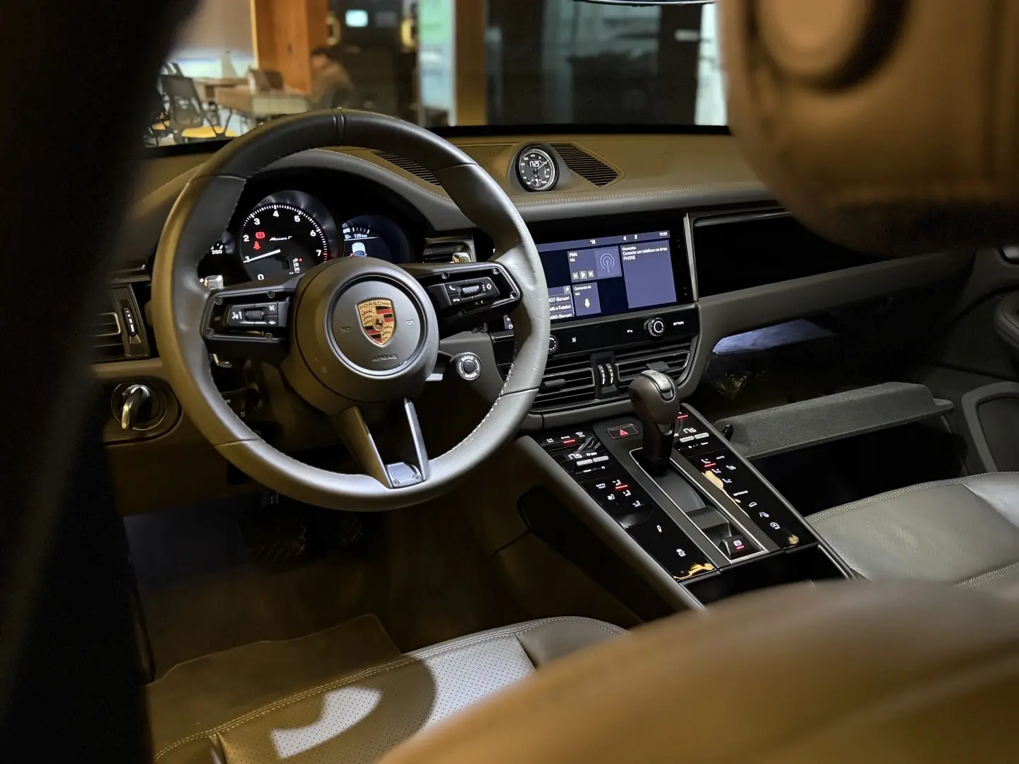 PORSCHE MACAN