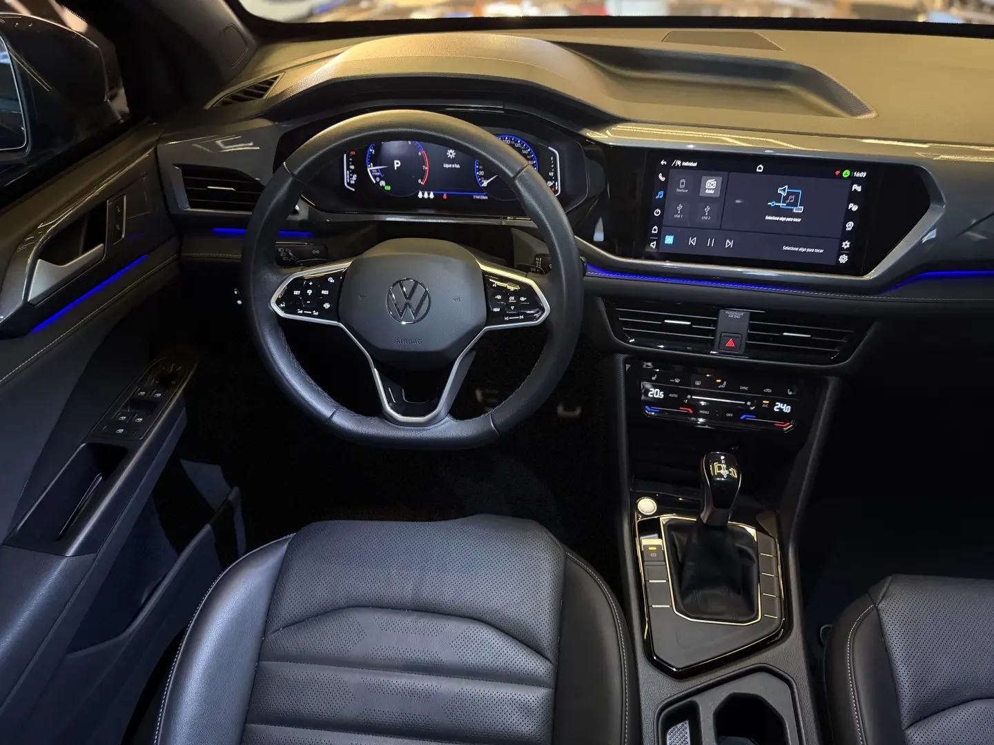 VOLKSWAGEN TAOS