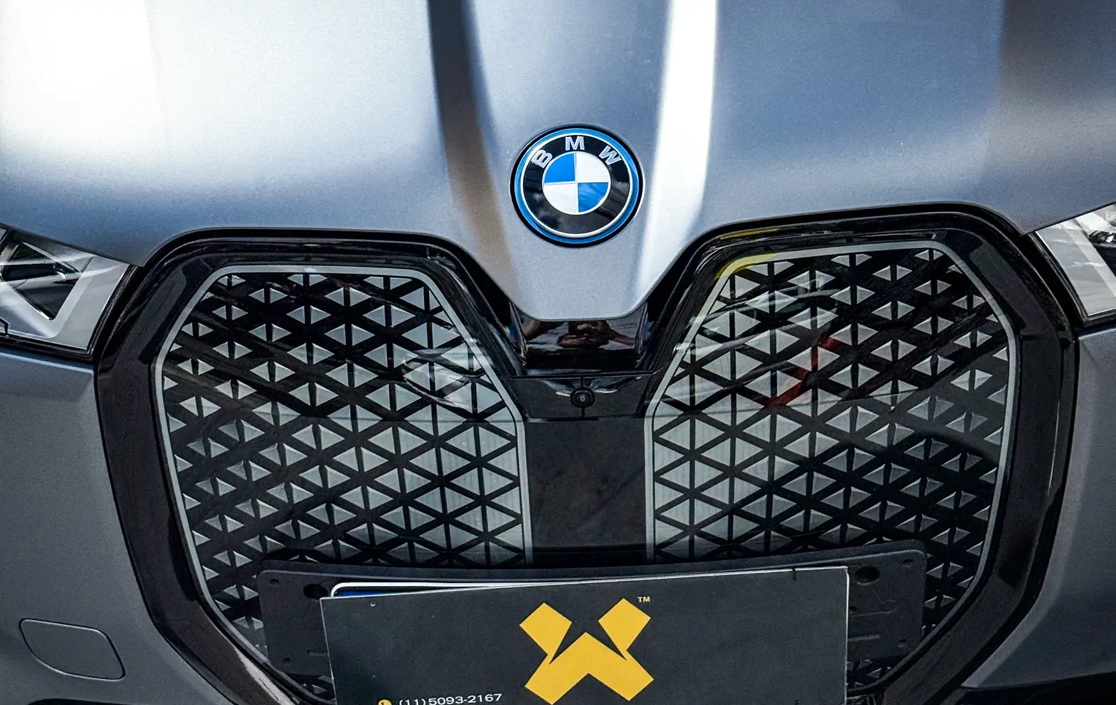 Frente de uma BMW com PPF aplicado, preservando desenho e brilho